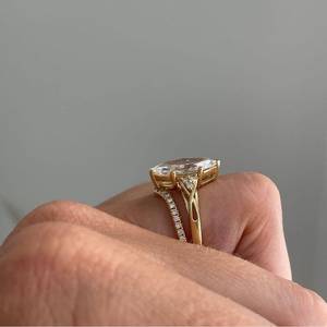 Anillo de Compromiso con Diamante de Laboratorio Marquise de 3.60 Quilates Certificado por IGI con Banda Cruzada - Product Image 6