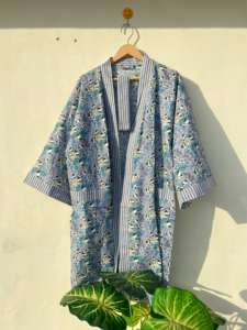 ชุดกิโมโนพิมพ์ลายดอกไม้ทำมือจากอินเดีย ระบายอากาศได้ดี แห้งเร็ว เหมาะสำหรับใส่ลำลองไปเที่ยวชายหาด วันหยุดพักผ่อน ผ้าฝ้าย 100% สำหรับฤดูใบไม้ผลิและฤดูใบไม้ร่วง - Product Image 3