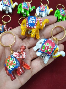 พวงกุญแจช้างอินเดียทำด้วยมือ | พวงกุญแจราจิตันีสีสันสดใสพวงกุญแจไม้ | ของขวัญของที่ระลึกทำด้วยมือ | 1แพ็ค = 12ชิ้น - Product Image 3