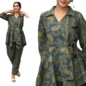 Ensembles coordonnés traditionnels pour femmes en coton écologique sur mesure avec détails boutonnés et silhouette évasée pour les occasions formelles - Product Image 1