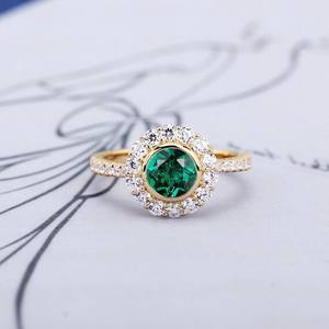 Esmeralda cultivada en laboratorio de corte redondo, anillo de compromiso de oro amarillo sólido de 14 quilates, anillo de Halo de forma redonda, reemplazo de piedras preciosas disponible - Product Image 4
