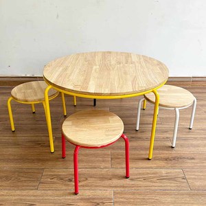 Ensemble table et 4 chaises de maternelle au design moderne KGD023 avec plateau en bois et pieds en fer multicolores, mobilier scolaire - Product Image 2