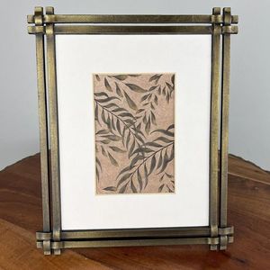 Cadre photo en métal conçu pour présenter des souvenirs précieux avec un attrait décoratif élégant pour l'intérieur de la maison aujourd'hui - Product Image 1