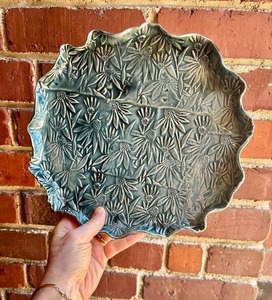 Grand plateau rond en céramique idéal pour le dîner de famille de Noël avec des gâteaux, des desserts et des collations. - Product Image 2