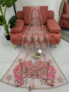 ส่าหรีผ้าไหมออกแบบโดยดีไซเนอร์พร้อมงานเย็บปักถักร้อยวัสดุตาข่ายเนื้อนิ่มสไตล์ปากีสถานอินเดียสำหรับงานแต่งงานและงานปาร์ตี้ - Product Image 6