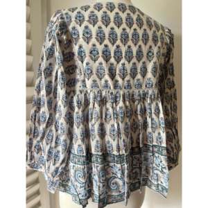 Blusa Bohemia para Mujer con Cuello con Volantes, Estampado a Bloques, Cuerpo Cuadrado - Popelina Tejida Color Verde Azulado, Corte Holgado, Talla XL, para Fiesta, Temporada de Otoño - Product Image 5