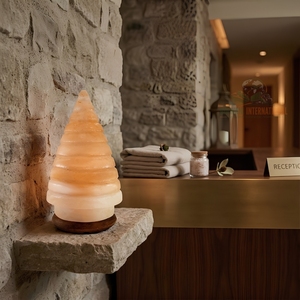 Lampe de sel de l'Himalaya en forme de cône spiralé, cristal naturel, veilleuse artisanale avec base en bois de qualité supérieure - Product Image 4