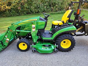 Tractor de un solo eje John Deere 1025R con retroexcavadora y cortacésped, motor Cummins de 22 HP, usado, con bomba de motor y caja de cambios para informes. - Product Image 3