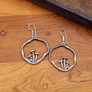 Boucles d'oreilles dorées charme champignon, bijoux huggies vintage en laiton pour elle, boucles d'oreilles boho inspirées de la nature, faites à la main - Product Image 2