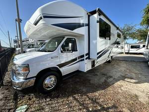 Bastante usado 2024 Entegra Odyssey 31F Clase C RV en venta Limpie usado Honda Bus Diesel y opciones de combustible de gasolina - Product Image 3