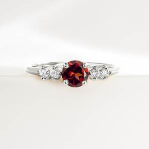 Anillo de compromiso minimalista de cinco piedras de granate en cascada, corte redondo, para mujer, plata de ley 925, piedra de nacimiento de enero, Lineage - Product Image 1