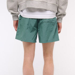 Usine de nouveaux shorts de sport en nylon pour hommes décontracté en gros de couleur unie avec logo personnalisé poche de grande qualité fabriquée au Pakistan - Product Image 5