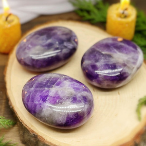 Calidad de estrella en Soha Agate Palmstone de cristal de amatista púrpura natural pulido alto para Reiki y meditación a la venta - Product Image 6