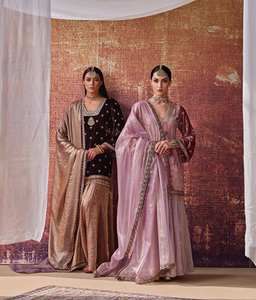 Ensemble de vêtements de soirée de créateur, haut, lehenga, palazzo et dupatta - Product Image 1