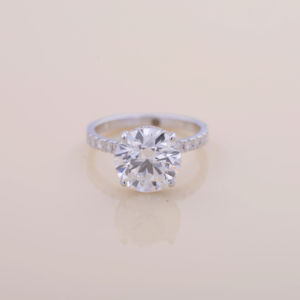 Anillo de Compromiso con Diamante Cultivado en Laboratorio de Corte Redondo de 4.02CT, Anillo de Novia con Banda Pavé de Oro Blanco, Rosa y Amarillo de 9K para Mujer - Product Image 1