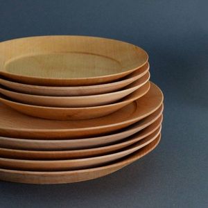 Plateau de service en bois au design élégant fabriqué à la main avec des plats techniques polis à boucle originale - Product Image 2