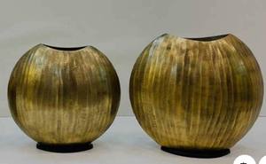 Jarrón de Metal Martillado con Acabado Dorado Costero Hecho a Mano, Resistente al Óxido, Ecológico, Tres Tamaños para Decoración del Hogar y Oficina - Product Image 3