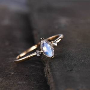 Bague de fiançailles en pierre de lune arc-en-ciel coupe marquise bague en or rose 18 carats bague délicate Halo trois pierres pour femme - Product Image 4