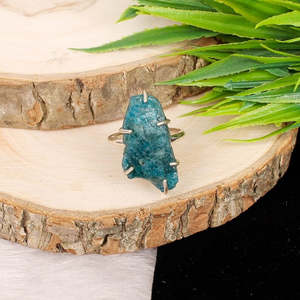 Anillo fino de oro de 10K hecho a mano con piedra preciosa de apatita de neón, ajuste de bisel chapado en rodio de estilo vintage - Product Image 5