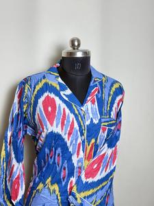Camisa de algodón con estampado Ikat azul para mujer, camisa informal con patrón abstracto Multicolor, camisa de algodón con estampado azul vibrante para mujer - Product Image 4