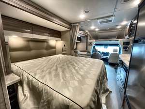 Camping-car de luxe Thor Delano 24FB Sprinter 2023 |   Camping-car tout-terrain noir 4x4 |   Camping-car diesel haut de gamme - Product Image 3