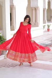 Robe de mariée en soie Vichitra lourde avec des paillettes riches, broderie, robe avec dupatta lourd, ensemble Salwar - Product Image 2