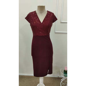 Vestido midi importado de crepé con cuello, manga corta, doble botonadura y detalles de lentejuelas, 37289 - Bordo - Product Image 5