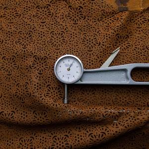 Cuero de Nigella marrón oscuro cortado con flores disponible en productos de cuero de pedido de 1 a 22 pies cuadrados. - Product Image 1