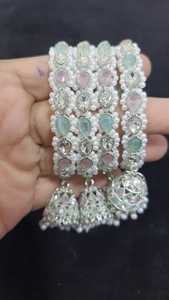 Ensemble de bracelets de mode brodés à la main pour femmes Bijoux uniques pour occasions spéciales et cadeaux - Product Image 3