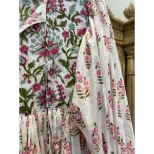 Top Gypsy para Mujer en Estampado Floral Rosa Prado, Talla Única XL, Lino Satinado Transpirable con Logotipo Bordado y Decoración de Encaje - Product Image 4