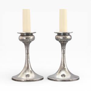 Bougeoir moderne en argent poli à trois bras avec un design en métal incurvé et une poignée en anneau pour un centre de table élégant - Product Image 4