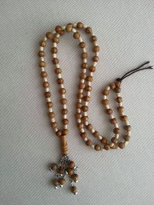 Tasbih de madera de alta calidad hecho con madera natural cuidadosamente seleccionada para uso islámico tradicional. - Product Image 4