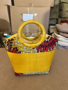 Sac fourre-tout jaune en paille avec garniture en tissu africain wax, style seau, fait main, motif floral, sac à main d'été pour la plage, fermeture à cordon, en bois - Product Image 1