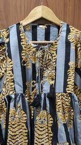 ชุดมินิเดรสสั้นแบบพิมพ์ลายเสือ Kyra ลำลองคอลึกและปิดโลโก้ด้านหน้า - Product Image 3