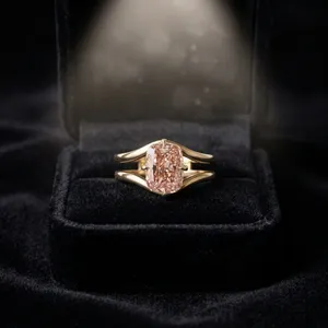 Anillo de Compromiso con Diamante Cultivado en Laboratorio LILABA ENTERPRISE, Certificado IGI, Corte Cojín Alargado, Oro Amarillo de 18K, Clásico para Mujer - Product Image 1
