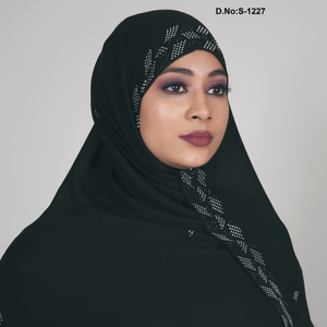 Hijab en mousseline élégant avec des détails géométriques en cristal rayé et des accents de paillettes dispersés pour une tenue modeste sophistiquée - Product Image 3