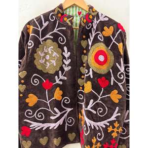 Veste réversible en satin et velours marron expresso avec broderies Anar Baagh Suzani aux motifs fleurs de marigold et rubis, produit fini - Product Image 3