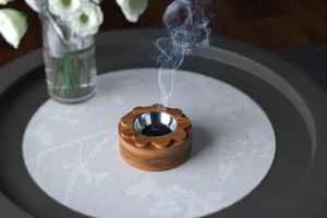 Brûleur d'encens Madkhan en bois incrusté, design religieux artisanal, écologique et à l'arôme apaisant pour tout espace - Product Image 4