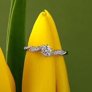 Bague de fiançailles Jeulia inspirée de la tulipe, sertie de diamants ronds - Product Image 4