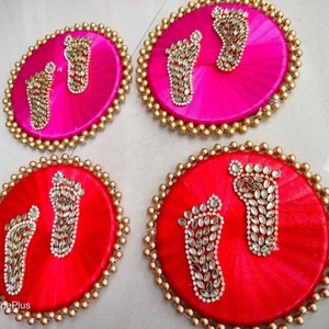 Diseño Kundan de Pies de Laxmi para la Pooja de Diwali, Pagoda de Laxmi para Recuerdos de Boda, Charan Paduka de Shri Laxmi para Decoraciones de la Pooja de Diwali - Product Image 2