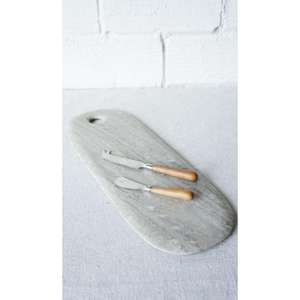 Planche à découper en marbre haute performance avec une surface lisse qui est idéale pour la cuisson, la découpe ou le service de plateaux de fromage - Product Image 3