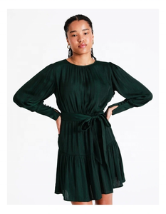 Robe mini en satin vert foncé à manches longues, légère, fluide, coupe trapèze, écologique, été - Product Image 3