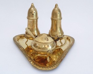 Juego de sal y pimienta de latón indio tradicional con patrones culturales y textura elegante perfecto para entornos domésticos clásicos - Product Image 2