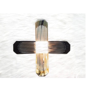 Peigne à cheveux en corne de buffle gravé avec logo personnalisé avec poignée en PC Soins de beauté personnalisés pour un usage domestique - Product Image 1