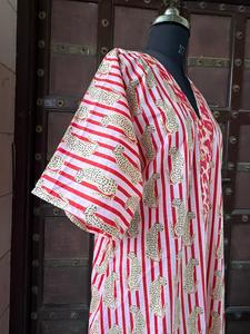 เดรสยาวแม็กซี่ผ้าฝ้ายแท้ 100% เป็นมิตรกับสิ่งแวดล้อม ทำมือ ดีไซน์เนอร์สำหรับผู้หญิง สไตล์โบฮีเมียน คาฟทัน แฟชั่นฤดูร้อน 2025 ลายสัตว์น่ารัก สีชมพู สำหรับงานปาร์ตี้ - Product Image 3