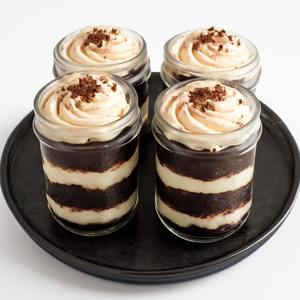 Bandeja decorativa de metal para servir, perfecta para chocolates, que muestra una artesanía exquisita y un toque metálico lujoso - Product Image 4