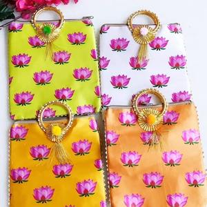 Assortiment de sacs à main à bandoulière imprimés Emboriderd Patola pour femmes cadeau de faveur de mariage - Product Image 1