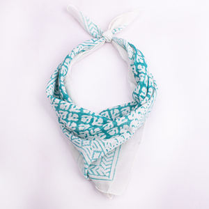 Bandana en coton imprimé à la main, motif floral, léger, écologique, écharpe à nouer, tissu doux, lavable, respirant, couvre-chef carré - Product Image 1