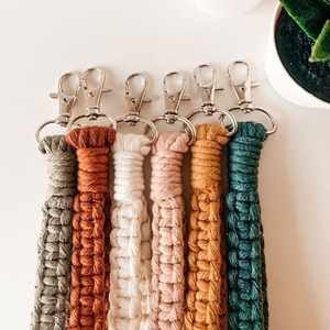 Kits de porte-clés mini bohèmes en macramé avec pompons, faits main, en acier inoxydable, écologiques, sûrs et légers, pour clés de voiture, sacs à main et téléphones, idéaux pour les remises de diplômes - Product Image 5