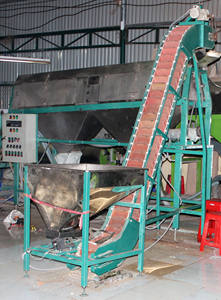 Machine à éplucher les fruits à commande automatique à 2 têtes à haute efficacité pour le traitement des noix de cajou État neuf pour un usage domestique ou agricole utilisé - Product Image 3